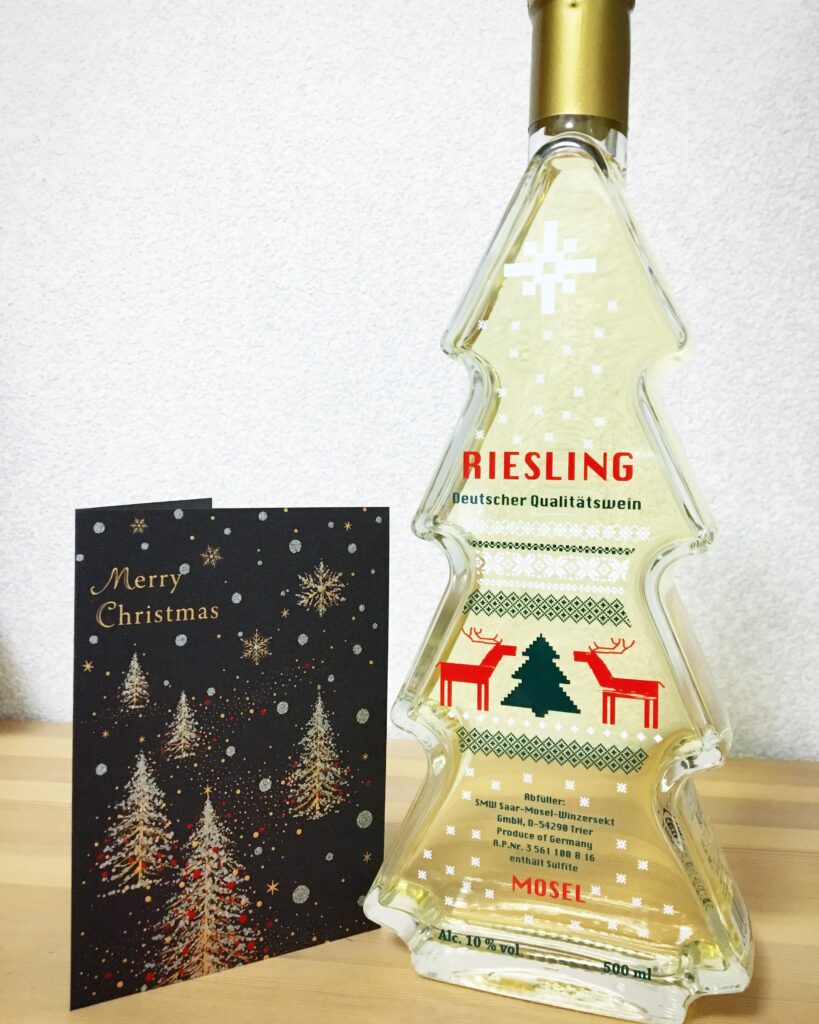 私がクリスマスツリー型のボトルが可愛くて買ったドイツのモーゼル地方のリースリングを撮影した写真